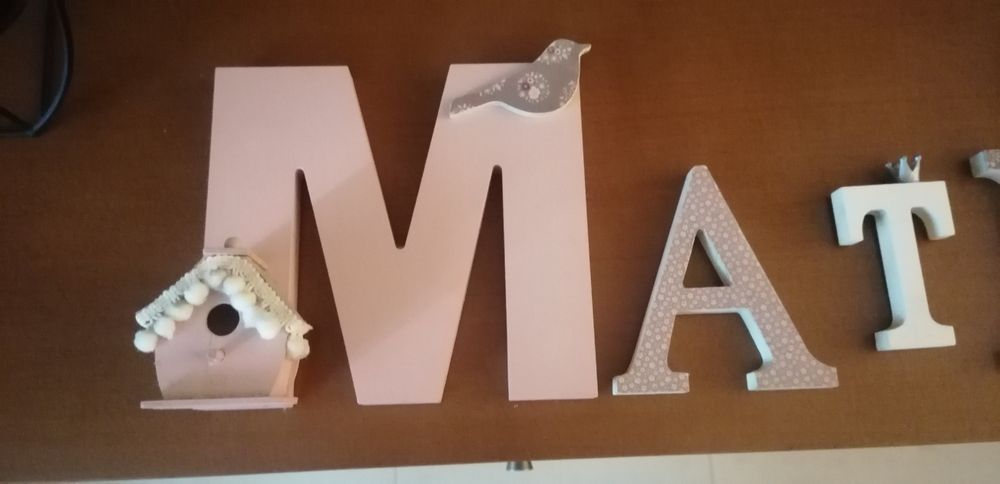 Letras de madeira decorativas com o nome Matilde