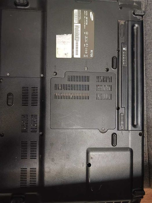 Продам не працюючий ноутбук Samsung NP-R700 (на запчастини)