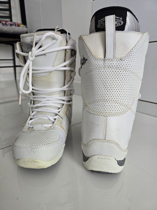 Deska snowboardowa Raven dla kobiety jak nowa plus buty