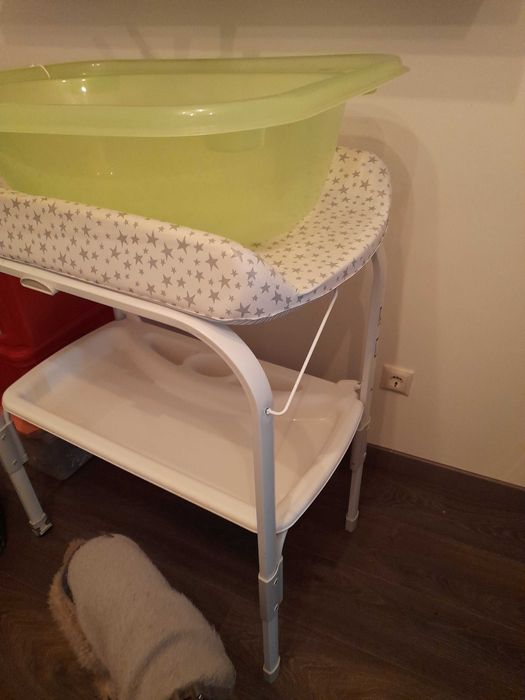 Muda fraldas com banheira separada