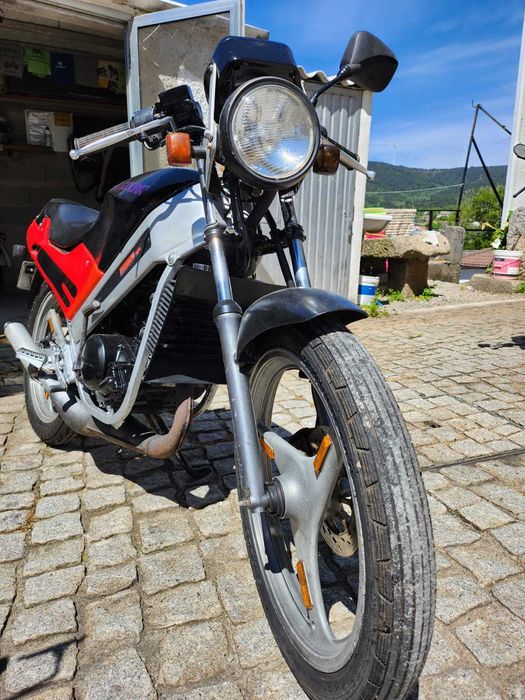 Motorizada Suzuki em ótimas condições