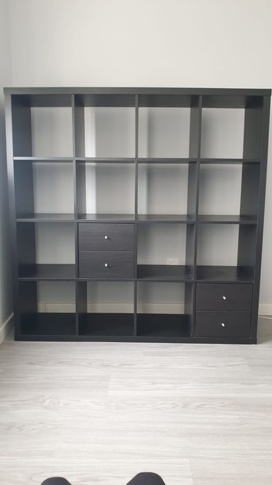 Móvel de sala com prateleiras, em madeira em estado novo.