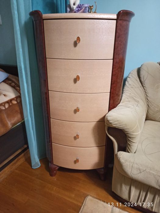 Набір меблів у вітальню. Стінка, комод, столик