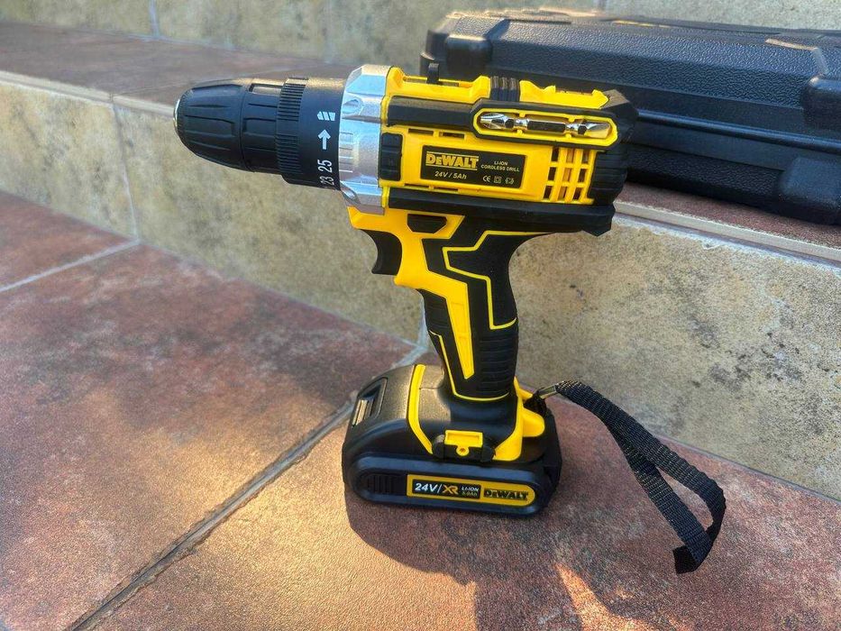 Акумуляторний шуруповерт Dewalt з DFR патроном та набором. Шурупокрут