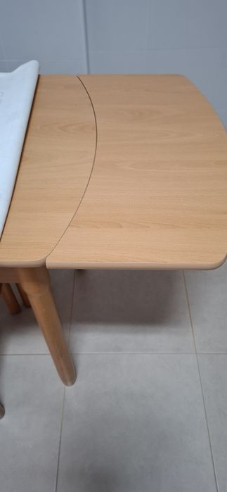 Mesa de cozinha extensível + 2 cadeiras + 2 bancos (como nova)