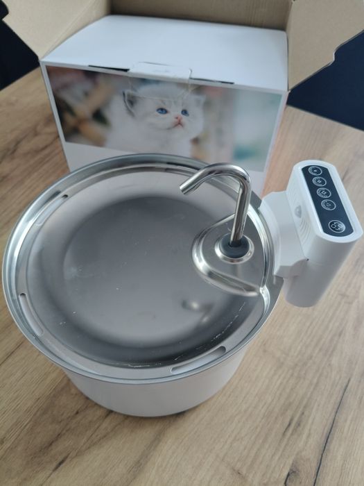 Fontanna/ poidło dla kota