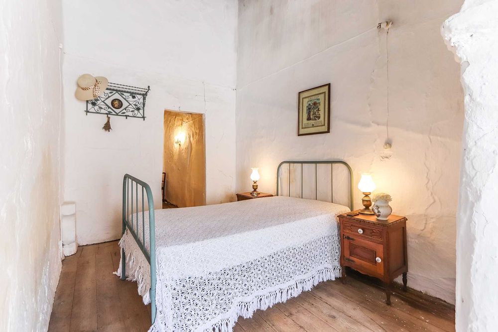 Duas casas no Alto Alentejo | 146m² | 49.000€ I Sem espaço exterior | Potencial investimento