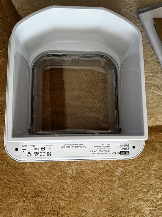 Автоматичні дверцята для тварин SureFlap Microchip Pet Door SUR101