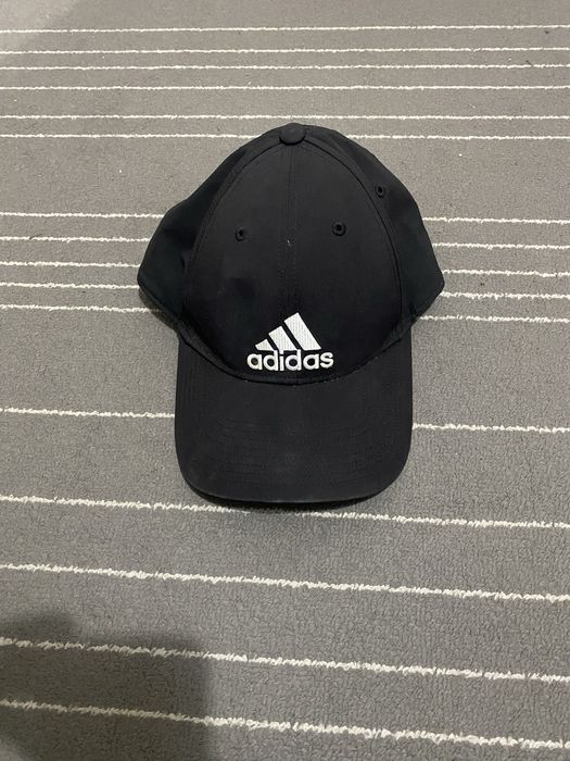 Chapeu adidas em bom estado