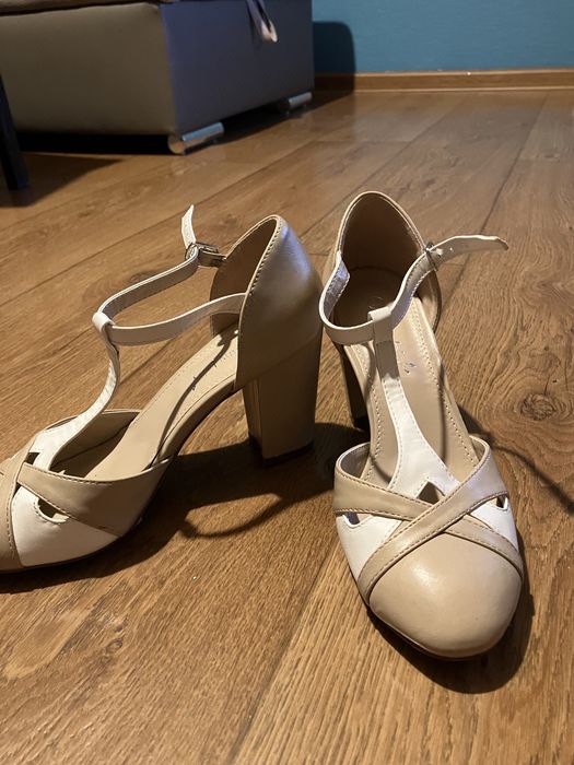 Buty na obcasie   .