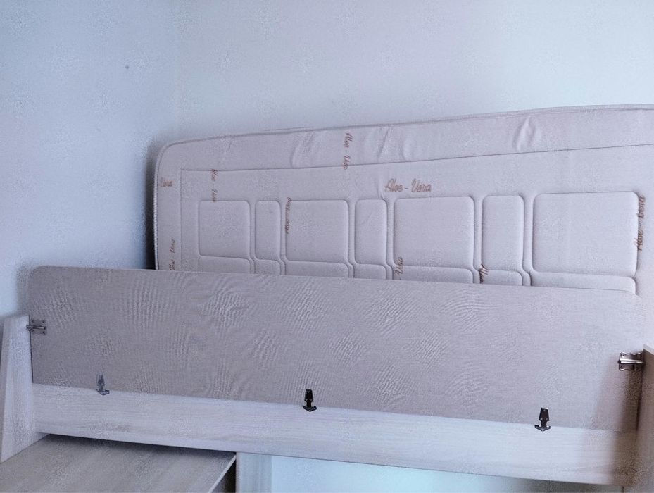 Cama usada com secretaria