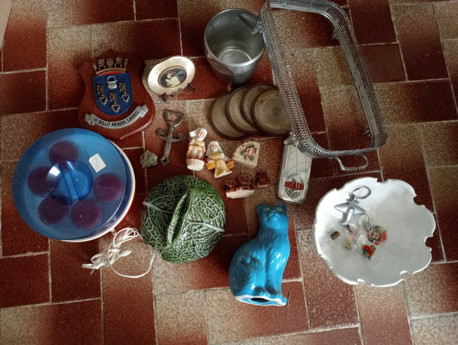 Vários artigos loiça, metais, decoração.