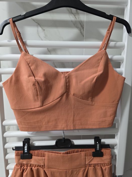 Conjunto top e calças cor de tijolo