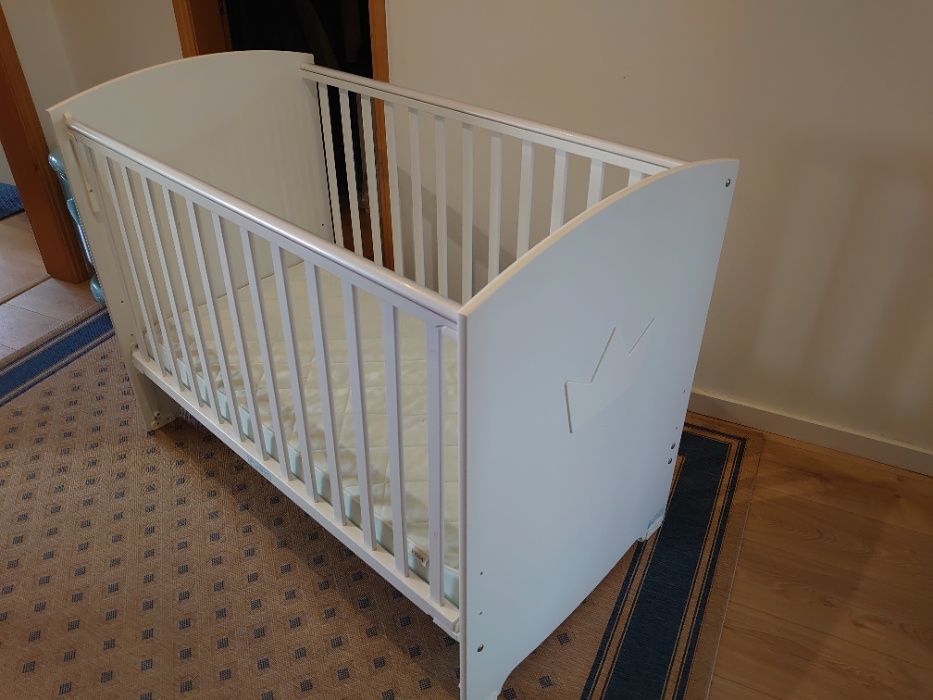 Berço / cama de grades branco de madeira, modelo New Crown