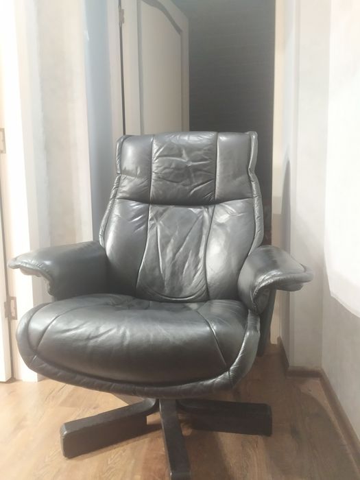 Шкіряне офісне поворотне крісло - реклайнер