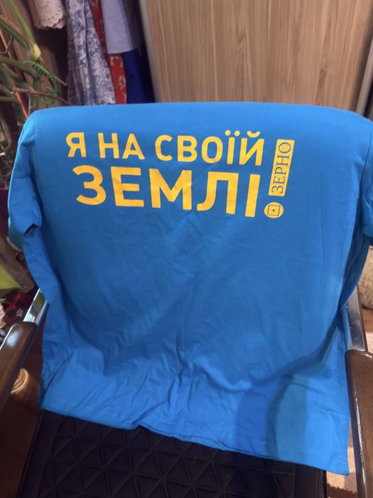 Футболка з надписом нова