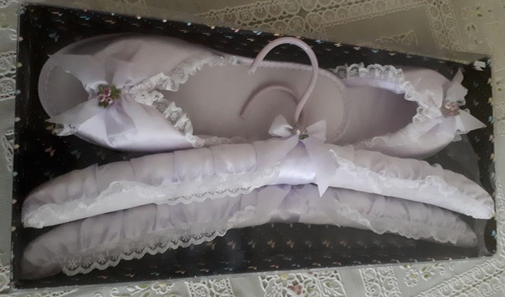 Chinelos de quarto e 2 cabides forrados