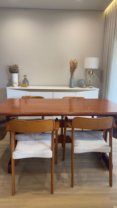 Mesa de Jantar Extensível + 6 Cadeiras | Peça de Autor | Arquiteto Teixeira Lopes | Madeira Maciça |