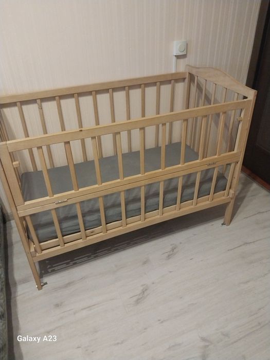 Дитяче дерев'яне ліжко