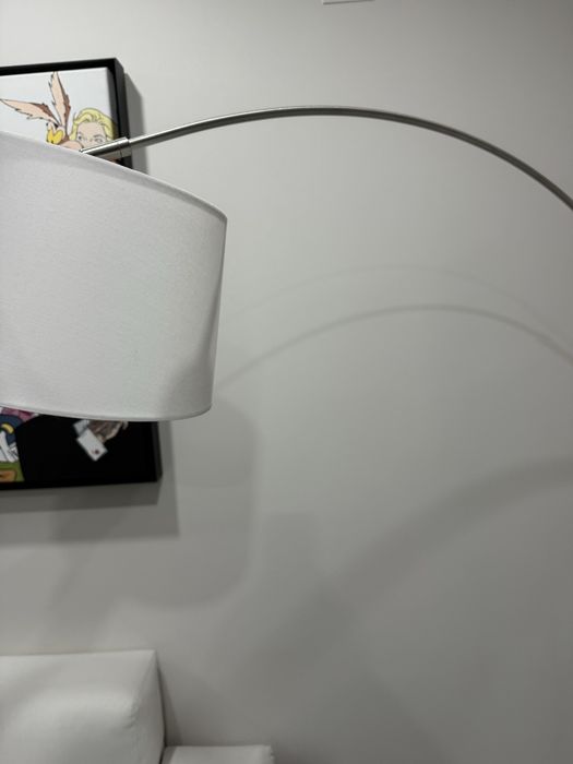 Candeeiro de pé em arco