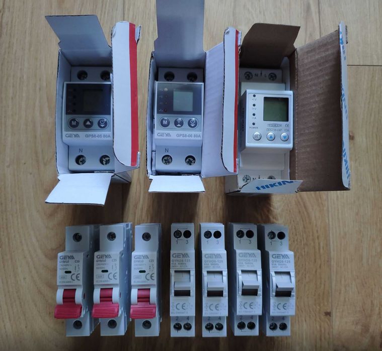 Защитное реле от перенапряжения и тока, Автомат, Переключатель резерва