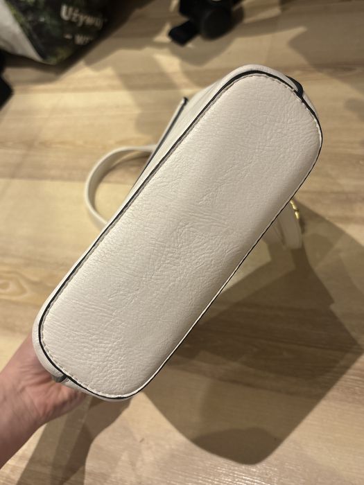 Biała skórzana torebka z paskiem