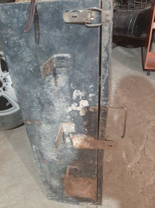 Металева шафа з сейфом