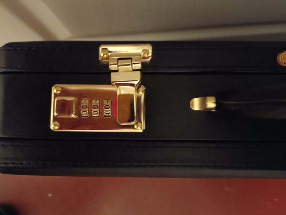 Дипломат чорний з золотистими замикачами