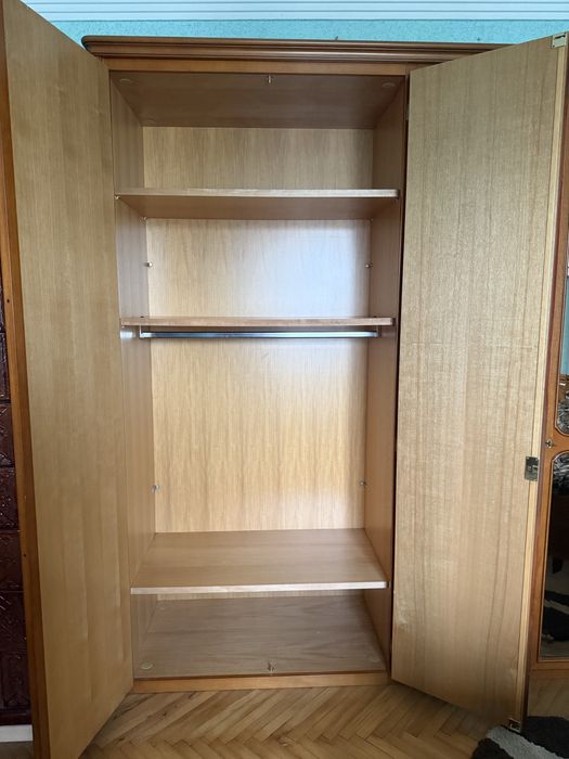 Спальня із натурального дерева в ідеальниу стані