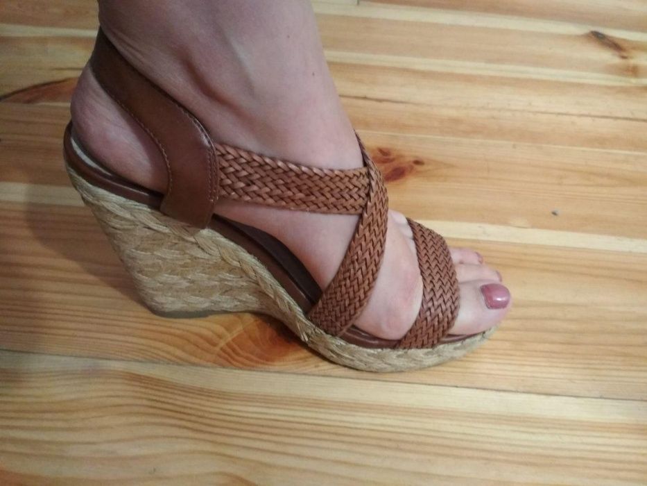 Sandały na koturnie Reserved