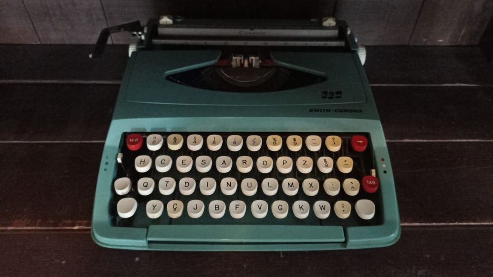 Smith Corona Aqua Green Typewriter with Original Case (Trunk)