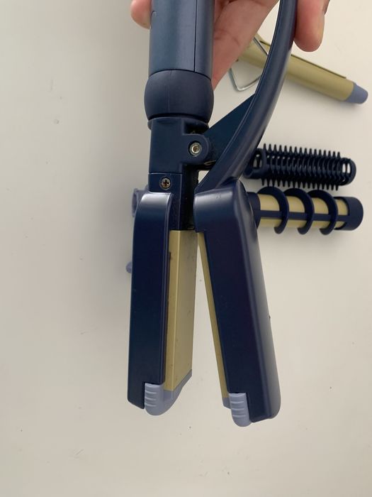 Prancha de cabelo e modelador de caracois