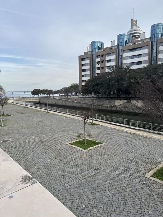 Box em Condominio com Video e Pessoal Seguranca 24hrs 30 m2 altura max 2 mts portao, pé direito 2,70