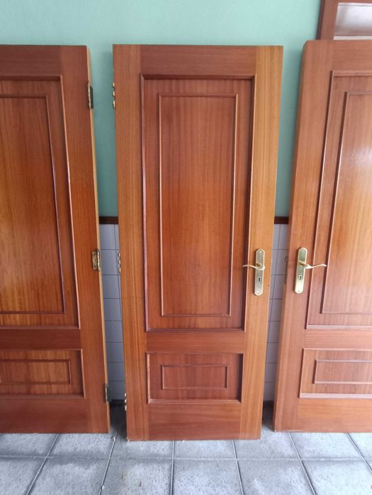 Portas em madeira maciça