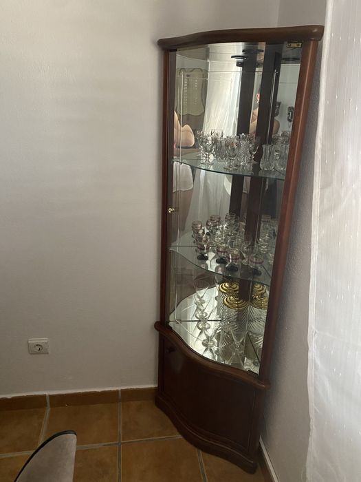 Móvel de esquina para sala ou sala de jantar com louça incluida.