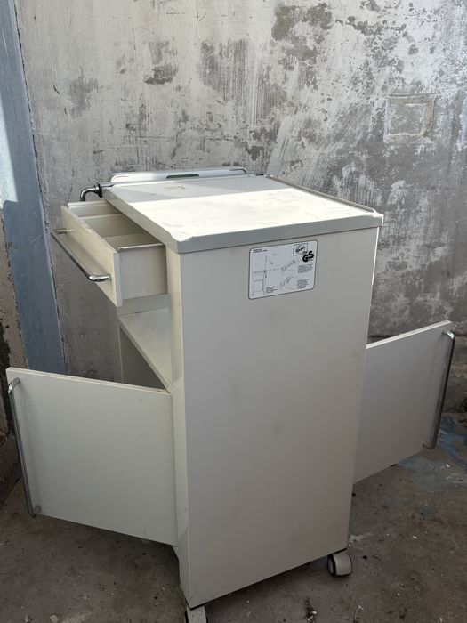 Медична приліжкова тумба