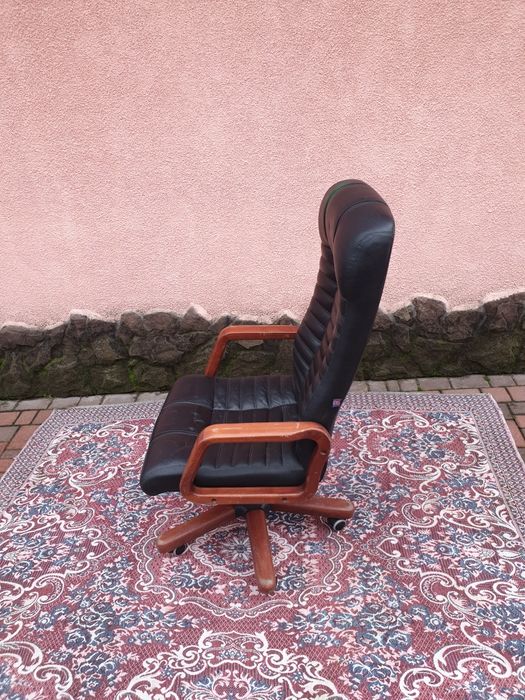 Продам крісло шкіряне