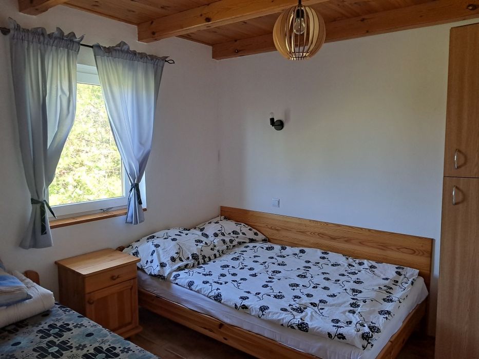 Przytulny domek z pomostami , plażą, placem zabaw