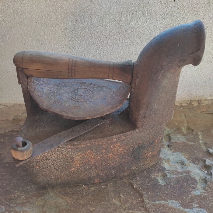 Ferro de engomar antigo447111658870548484