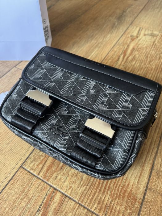 Bolsa Lacoste.