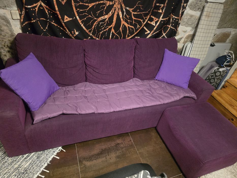 Sofá de  tres lugares mais puff