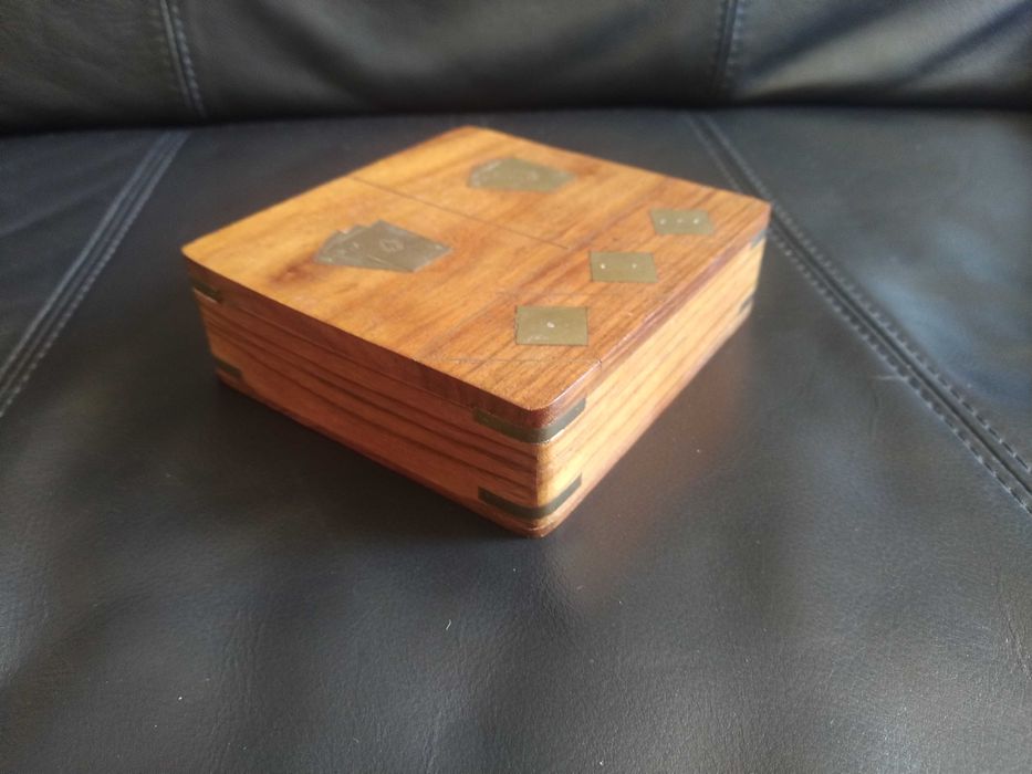 Caixa em madeira, com jogo de cartas e dados