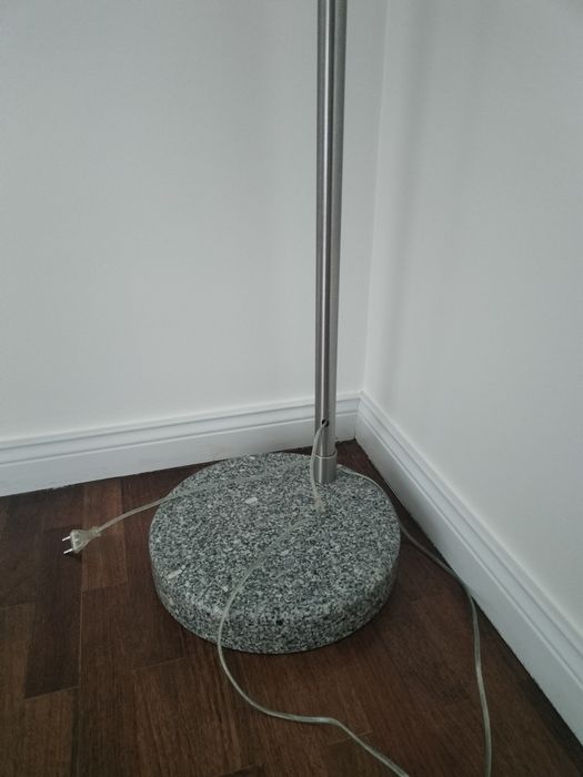 Candeeiro alto com base em pedra