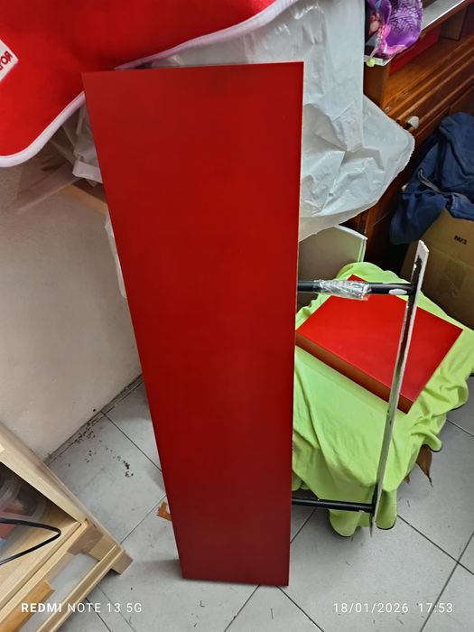 Vendo secretaria , prateleiras diversas e candeeiro