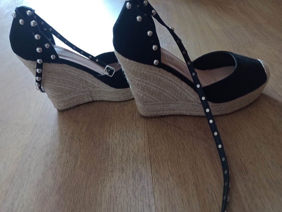 Sprzedam damskie buty na koturnie