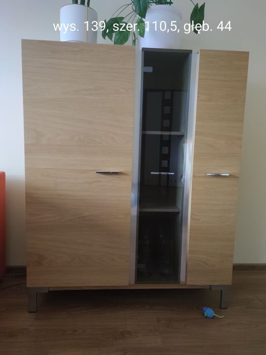 Sprzedam stół z krzesłami i komodę