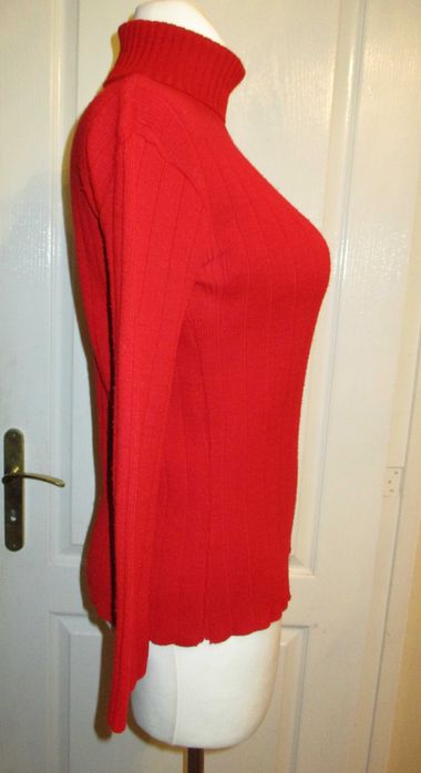 Czerwony golf sweterkowy.
