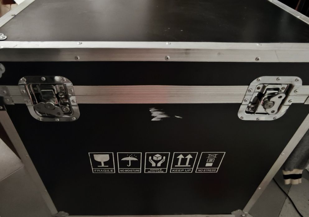 Caixa de transporte com rodas e pegas