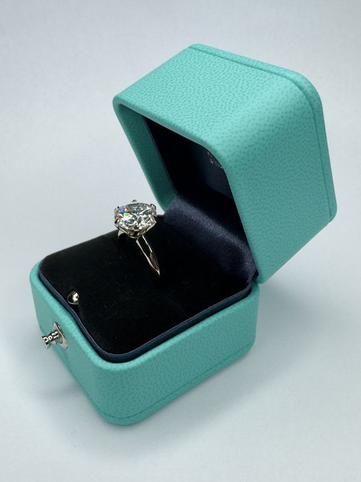 Каблучка в білому золоті з діамантом в стилі Tiffany Settings