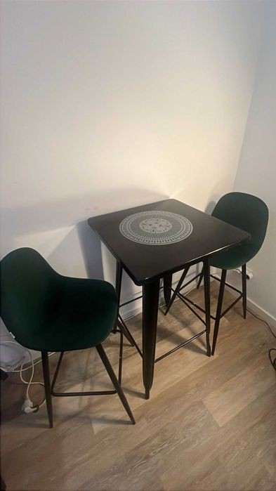 Mesa e 2 cadeiras altas Sklum